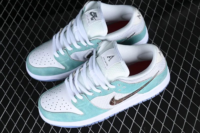 All categories Nk SB Dunk Series Nk SB Dunk Low low-top sneakers F version April Skateboards x Nk SB Dunk Low joint model Frozen Rose SB smashed backboard fashion casual sneakers FD2562-400